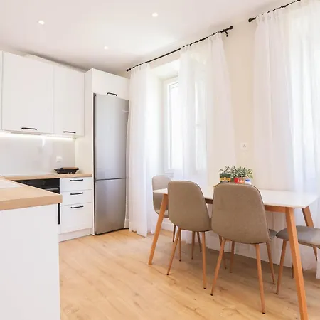 Patras Luxury Apartamento *